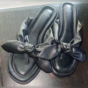 Time and Tru Black flip flops size 6 Women’s